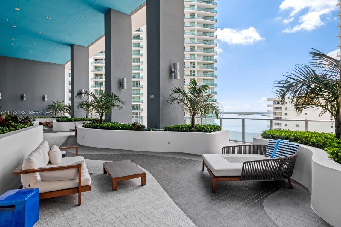 1300 Brickell Bay Dr # 2700