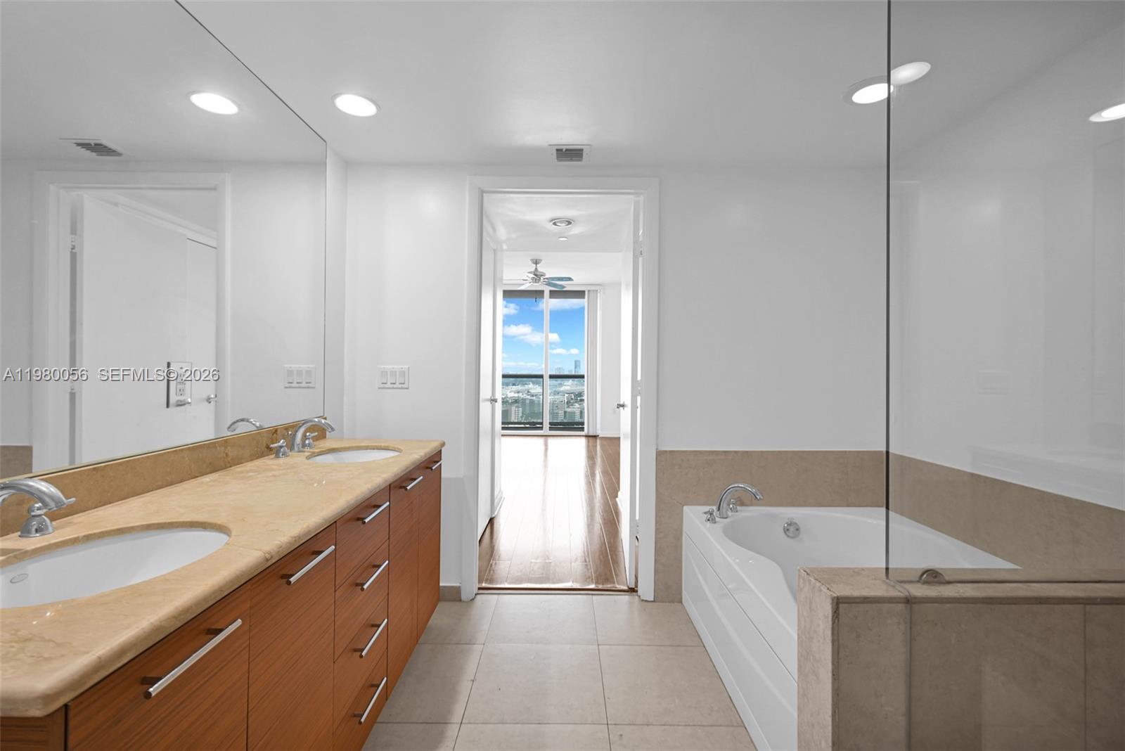 50 Biscayne Blvd # 3802