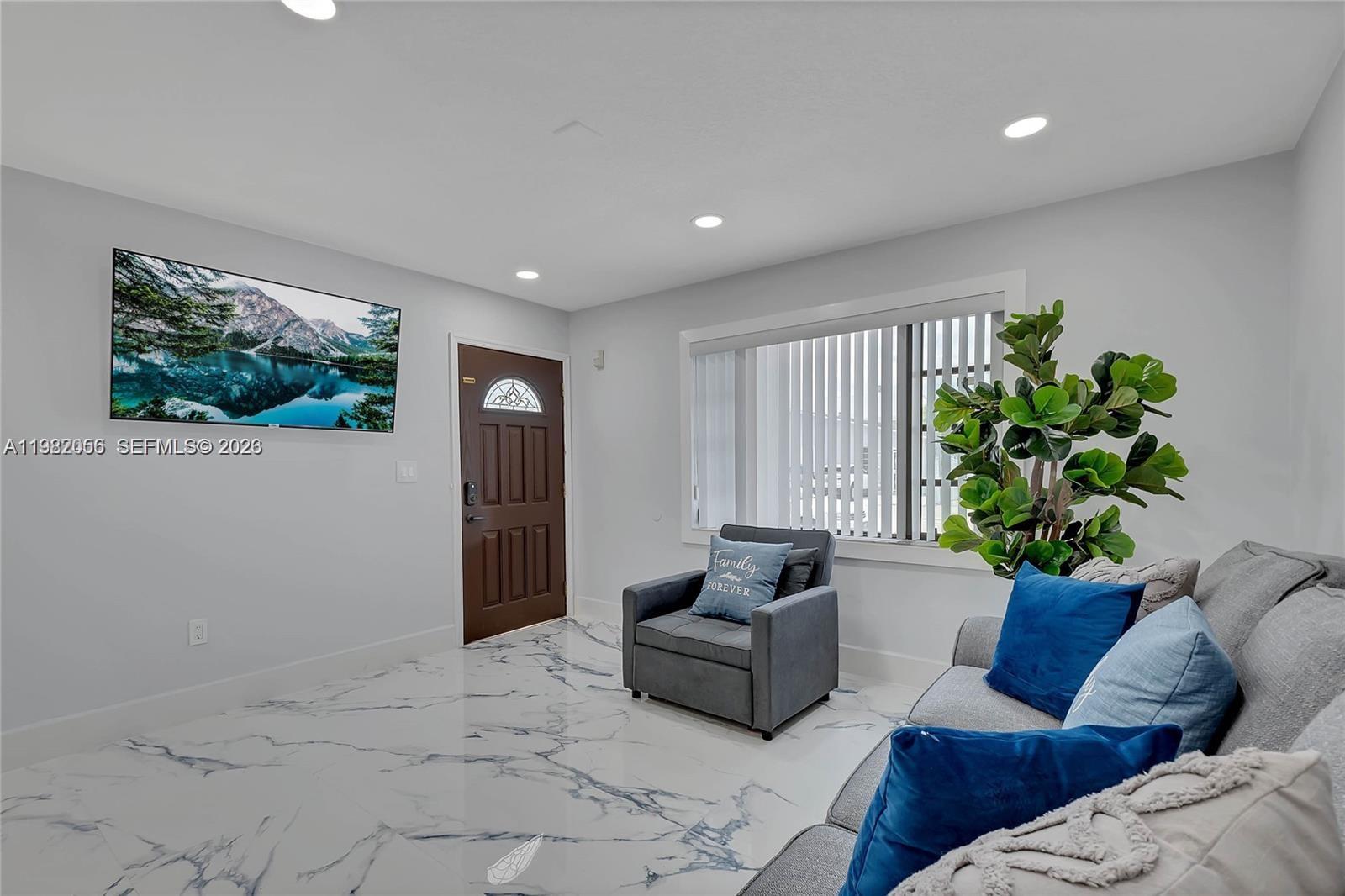 895 W 39th Pl