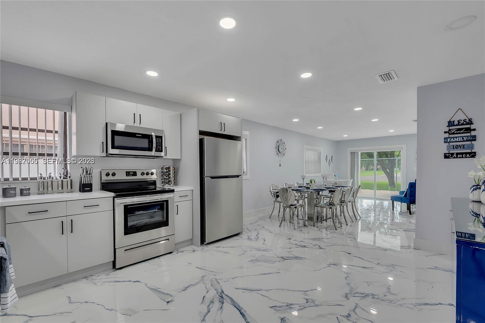 895 W 39th Pl