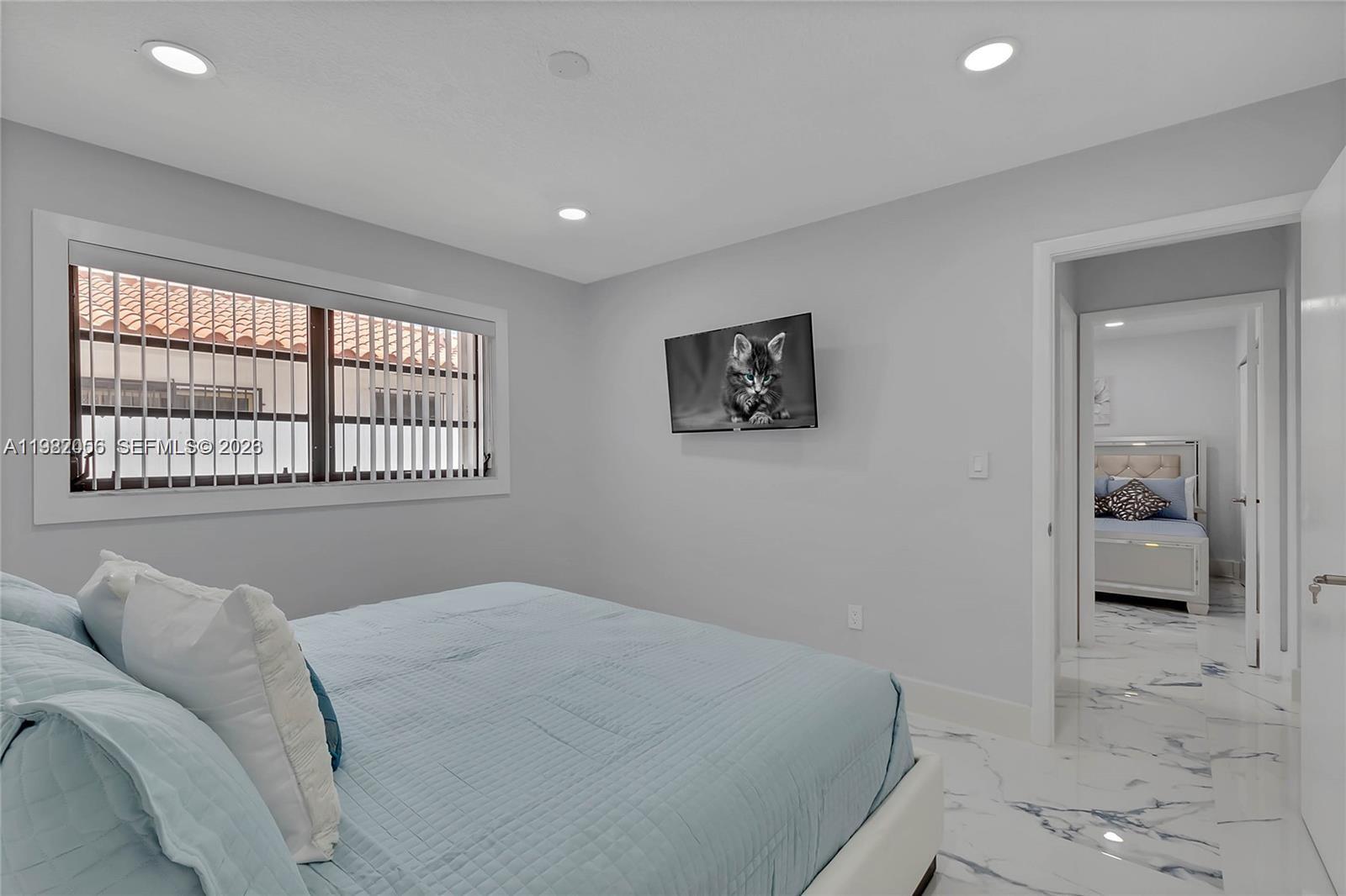 895 W 39th Pl