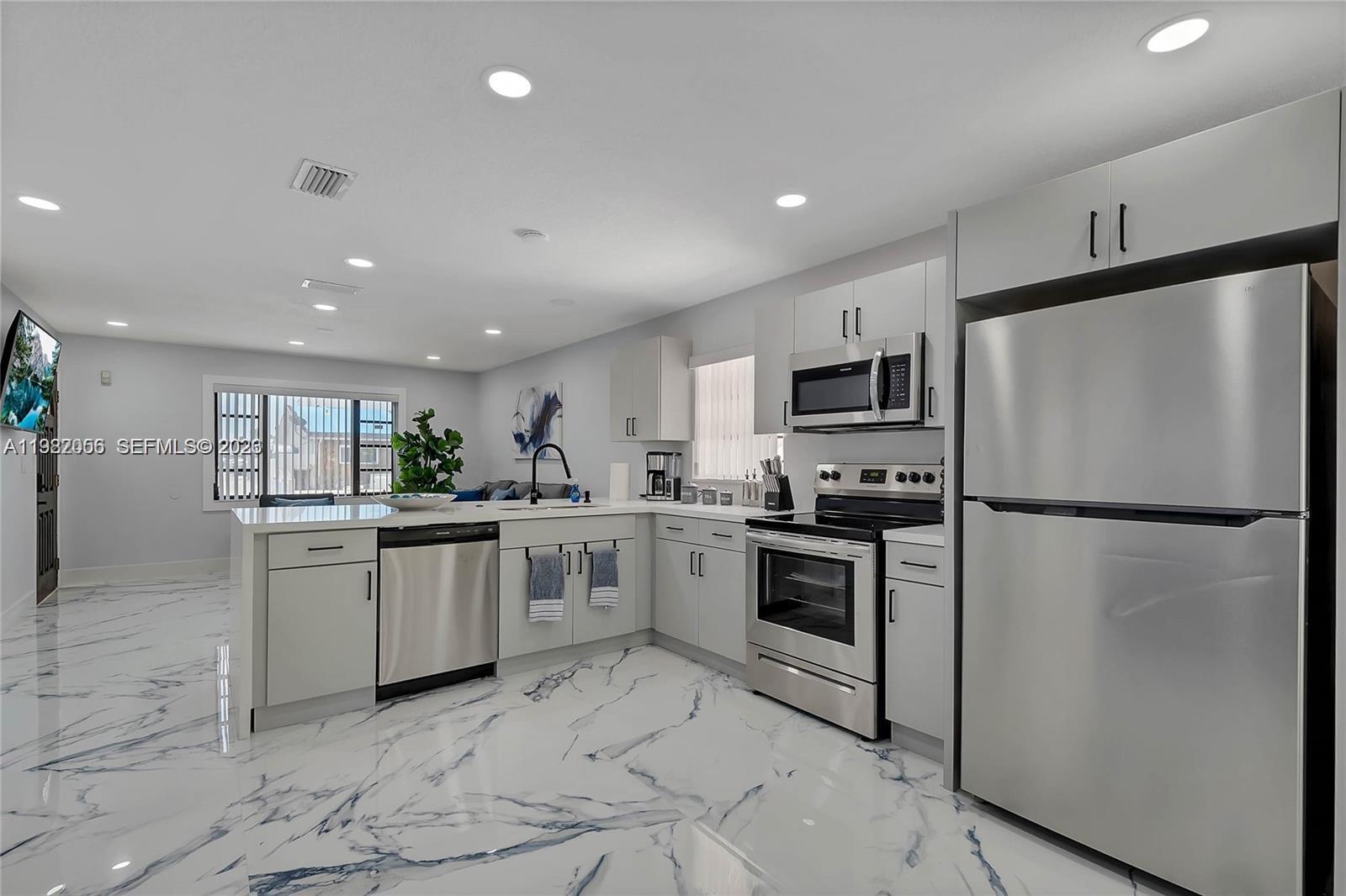 895 W 39th Pl