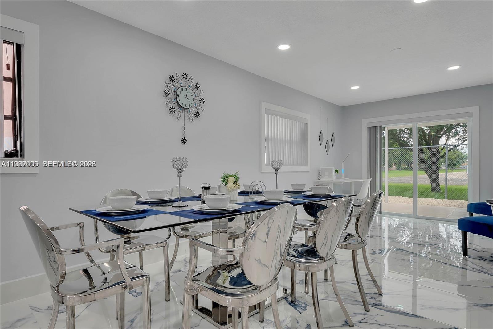 895 W 39th Pl
