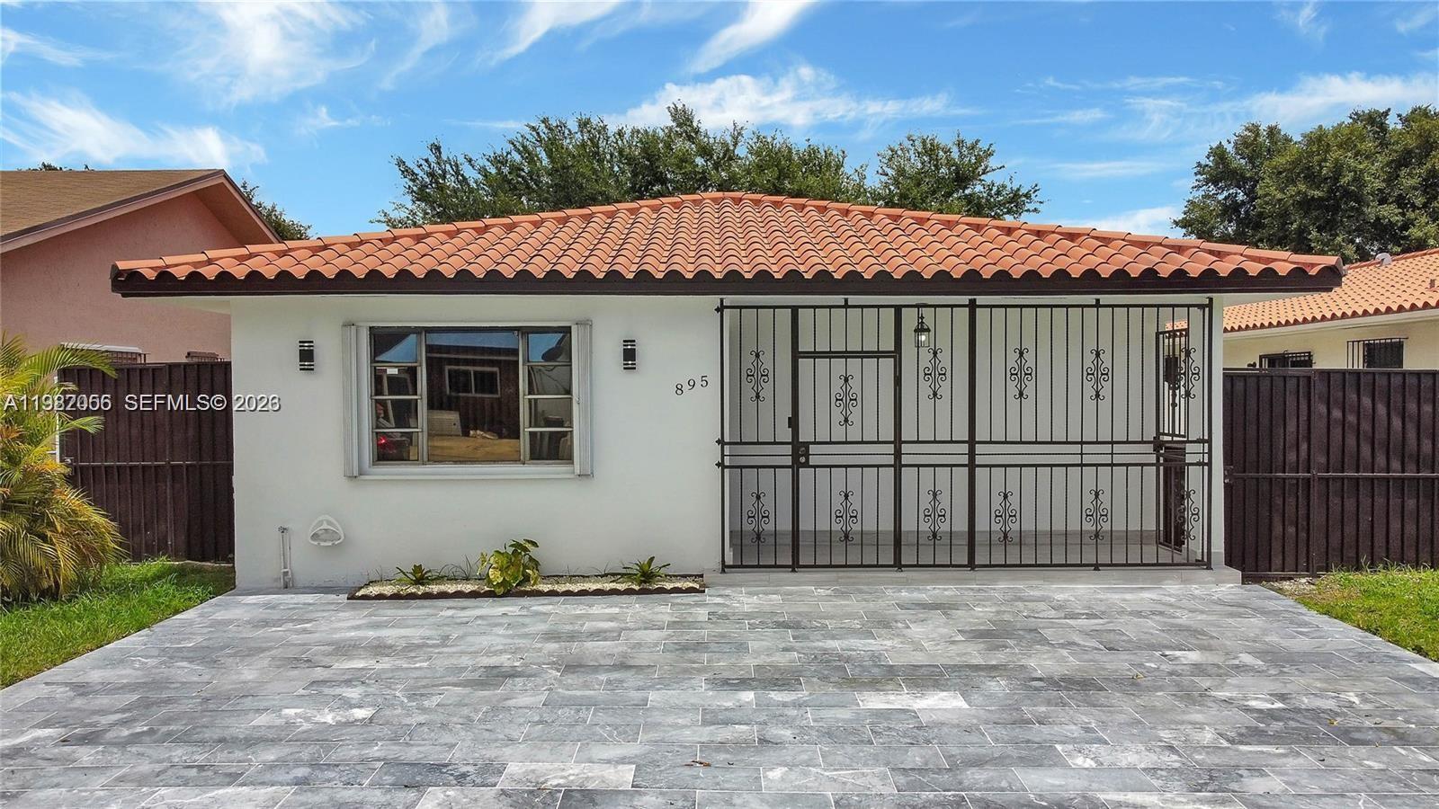 895 W 39th Pl