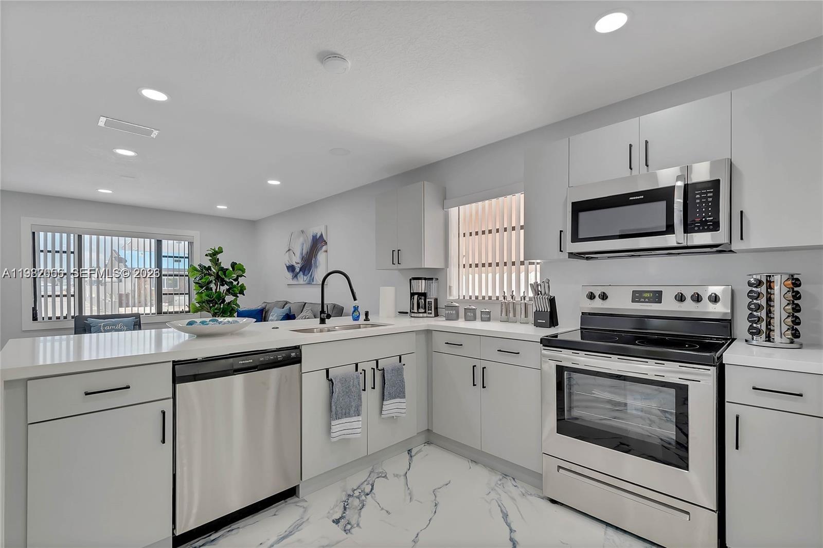 895 W 39th Pl