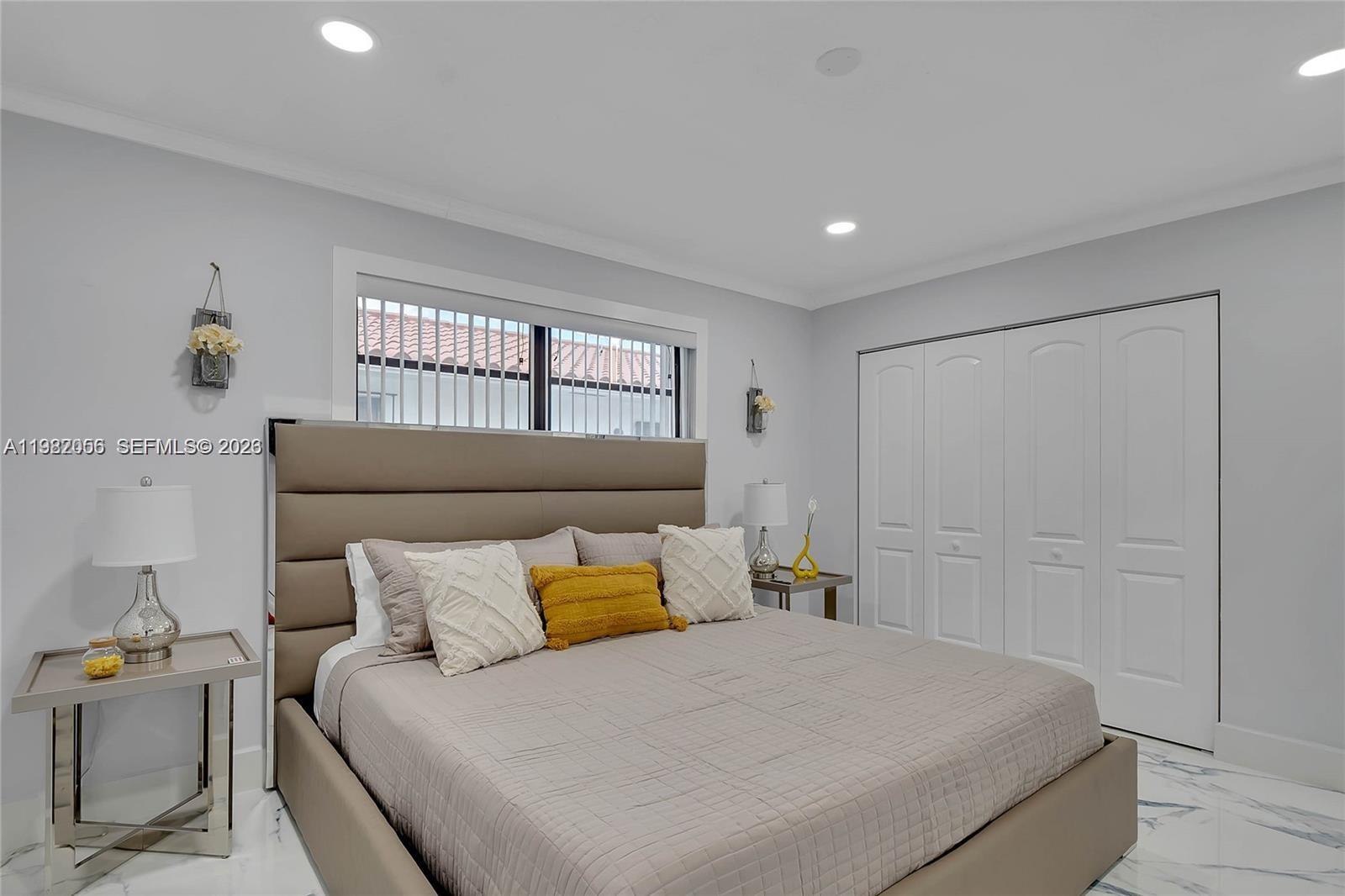 895 W 39th Pl