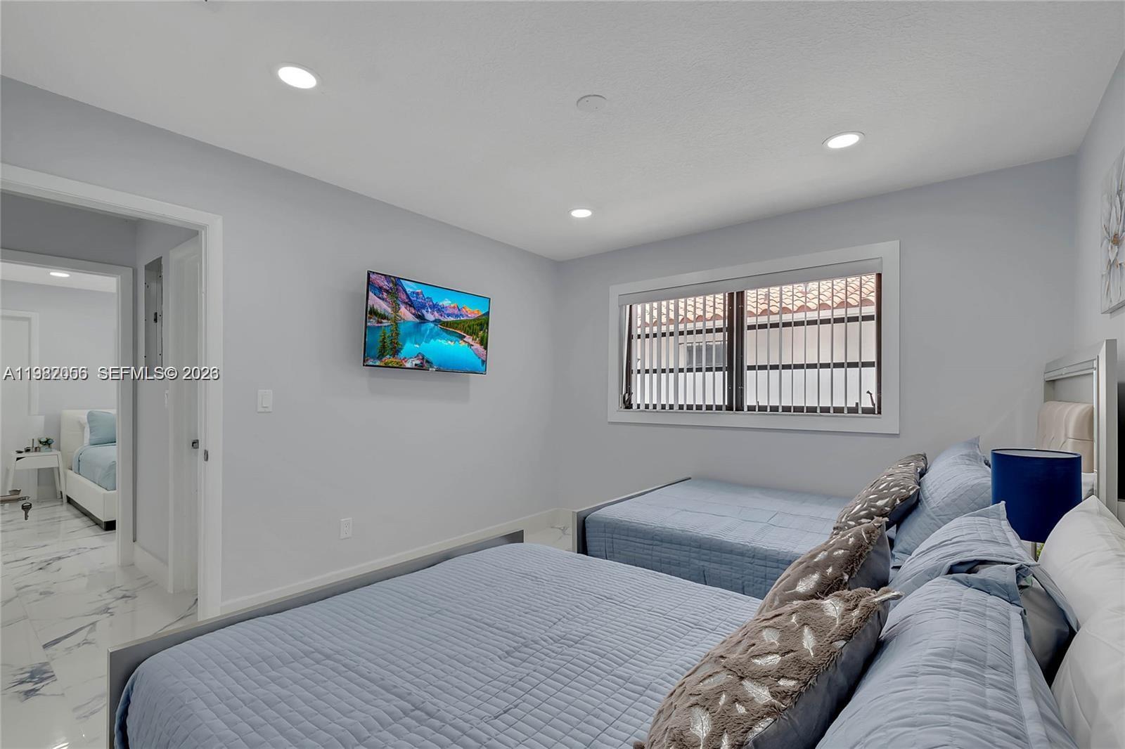 895 W 39th Pl