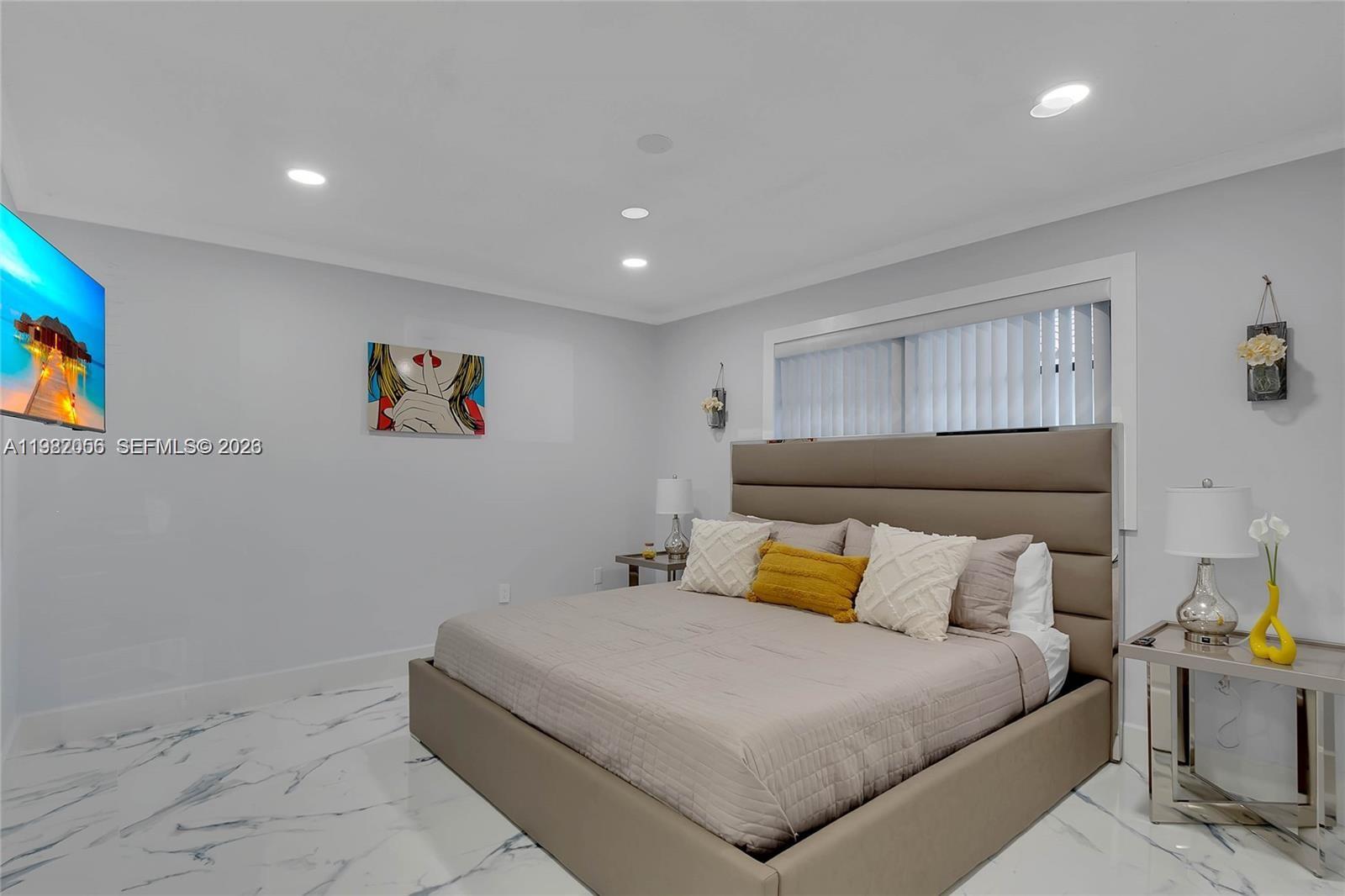 895 W 39th Pl