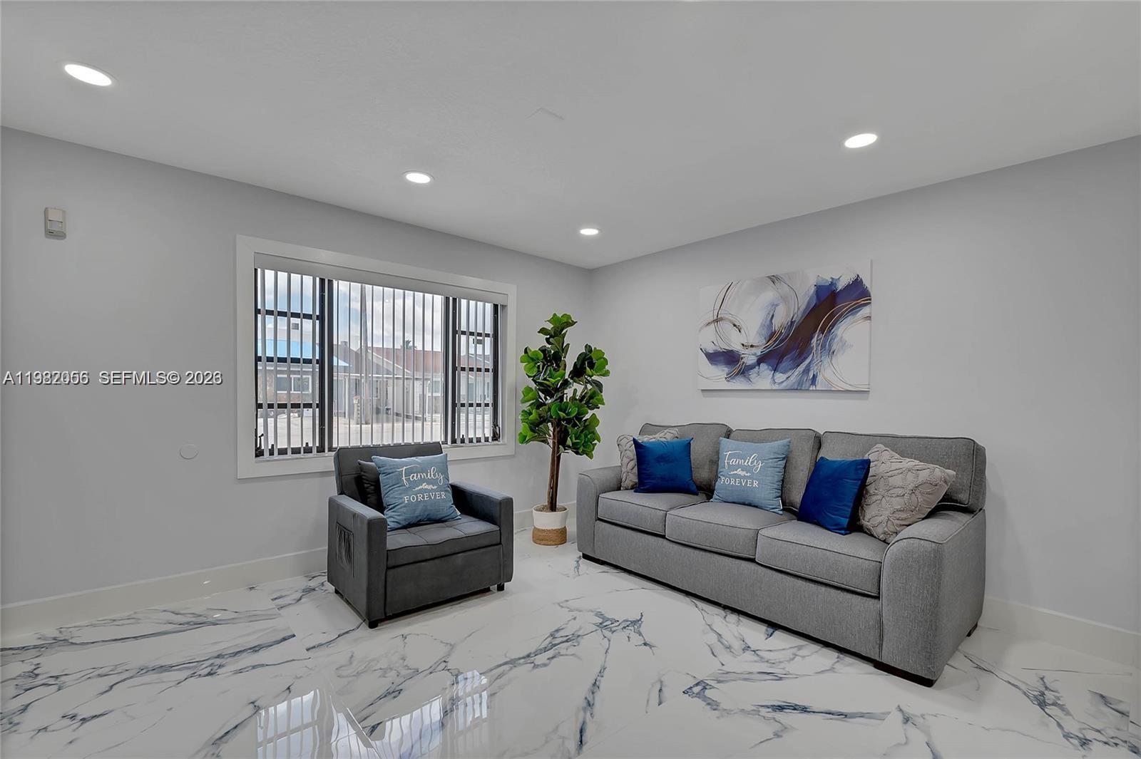 895 W 39th Pl