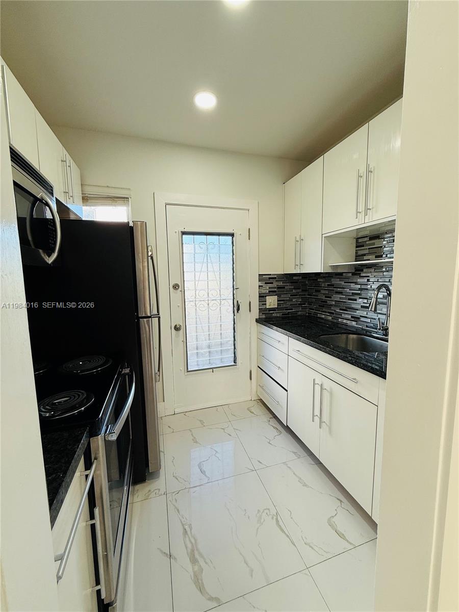 617 SW 11th St # 14E