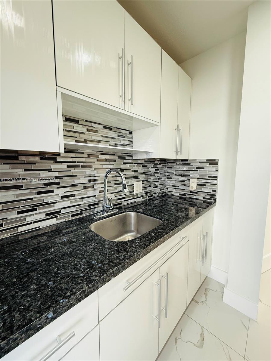 617 SW 11th St # 14E