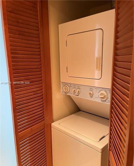 3600 Mystic Pointe Dr # 1404