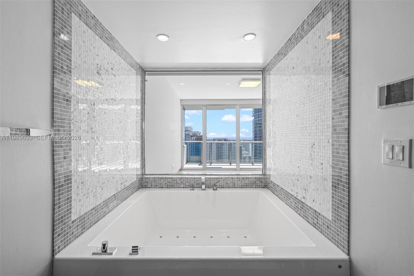 200 Biscayne Boulevard Way # 3707