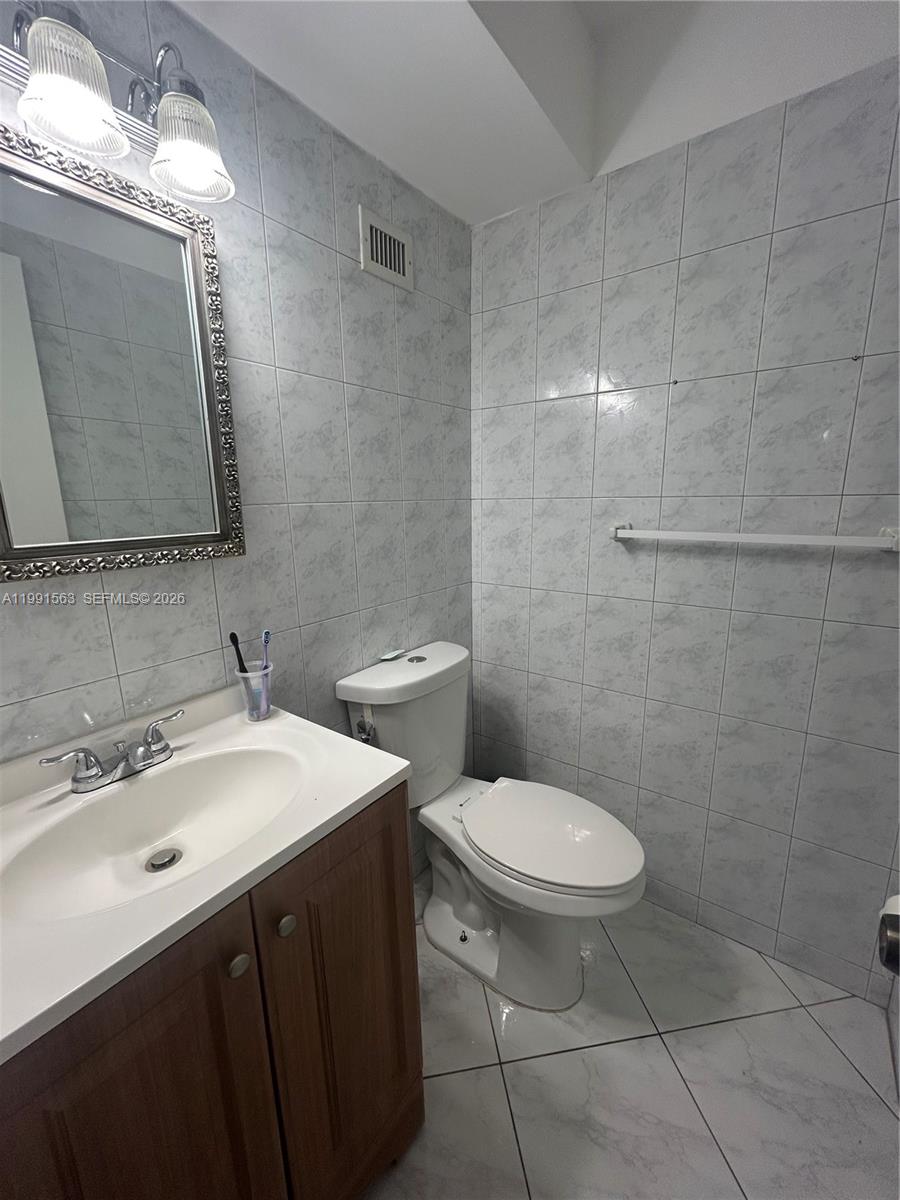 121 Golden Isles Dr # 104