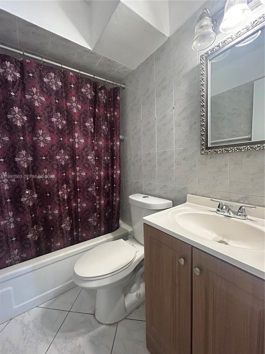 121 Golden Isles Dr # 104