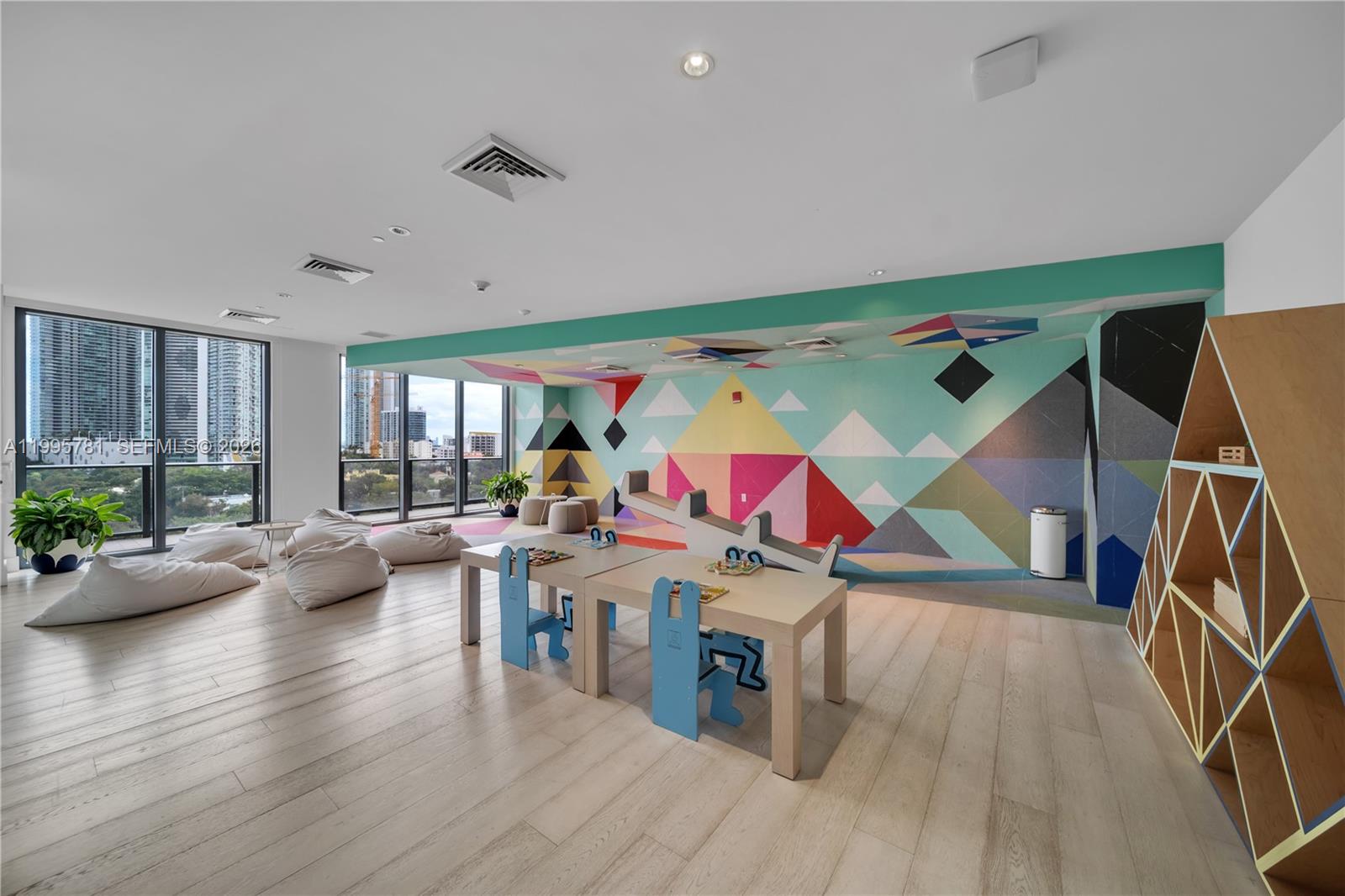 121 NE 34th St # L606