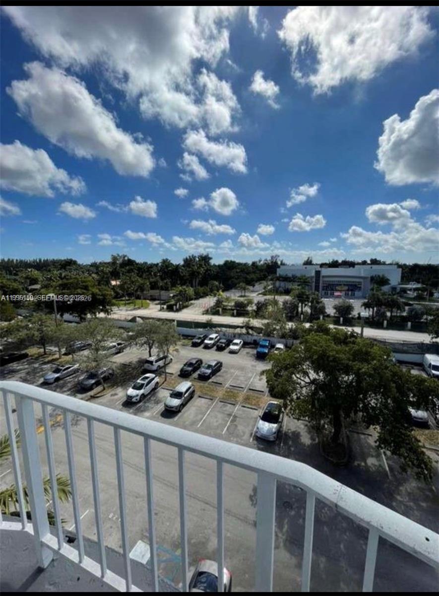 496 NW 165th St Rd # 611 Unit: D-611