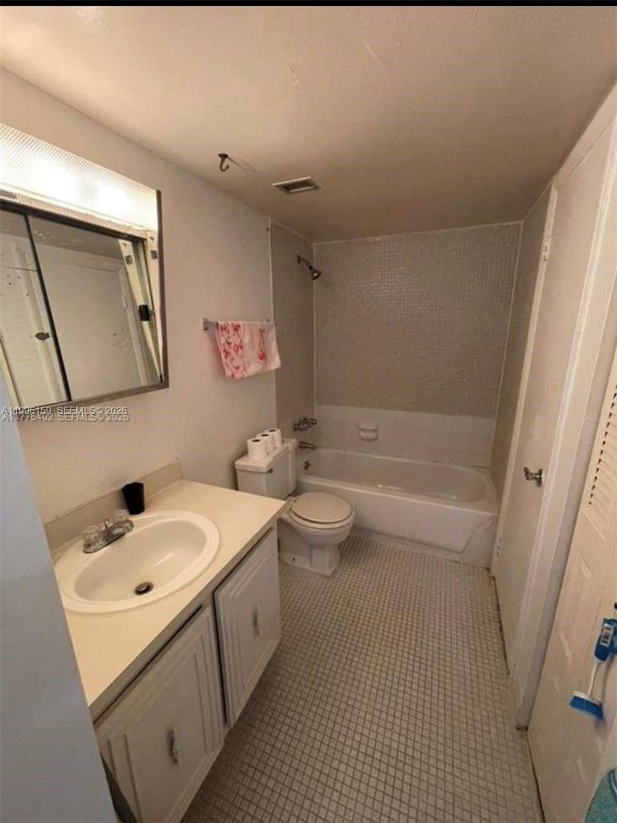 496 NW 165th St Rd # 611 Unit: D-611