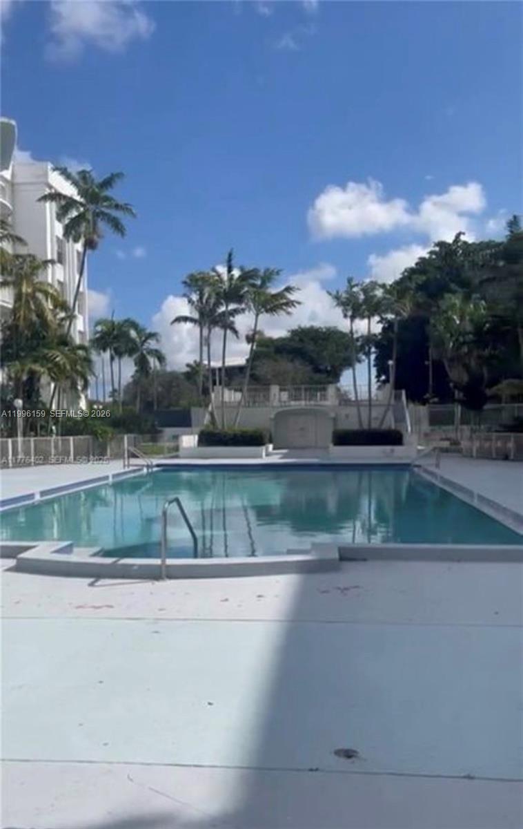496 NW 165th St Rd # 611 Unit: D-611
