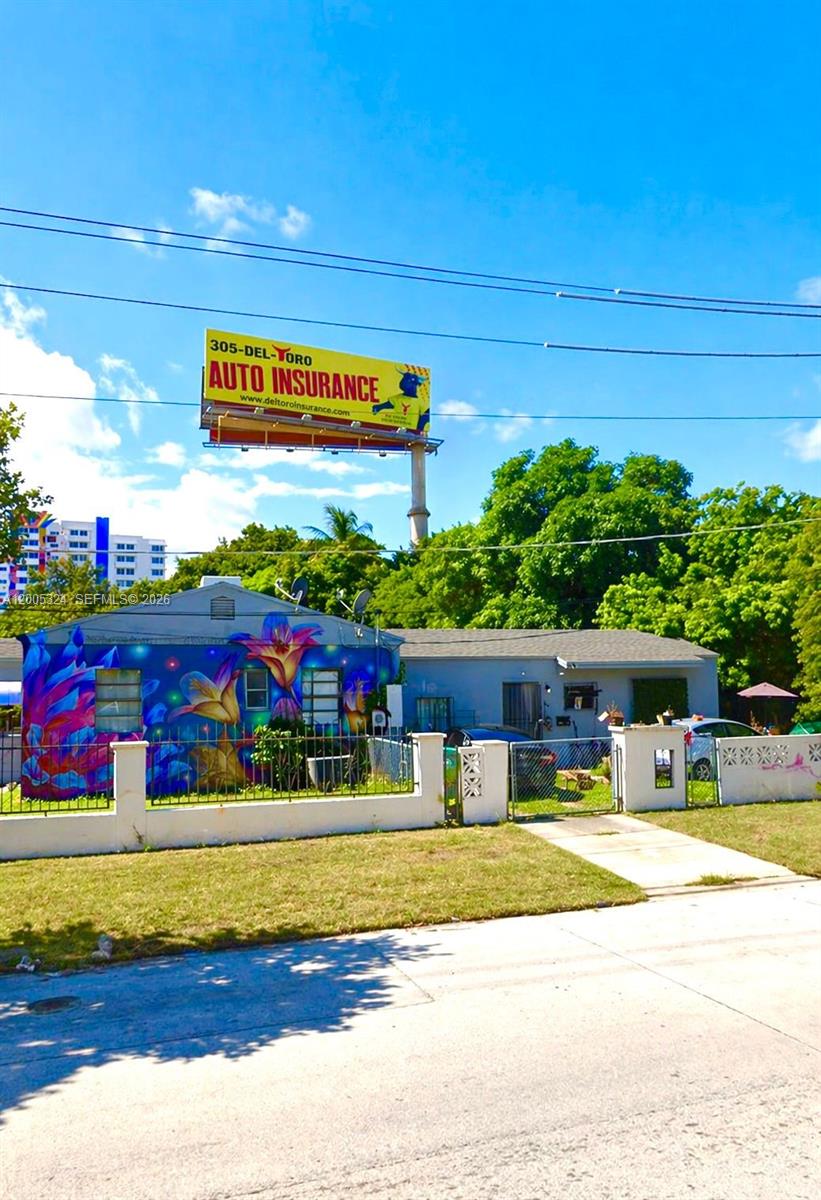 301 NW 37th St