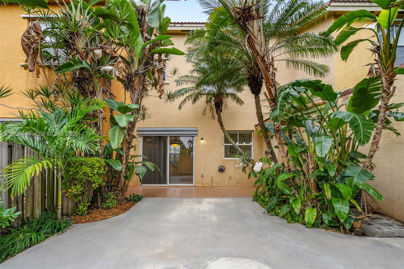 627 E Mowry Ct