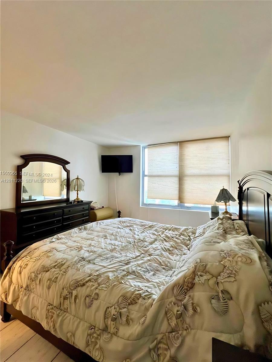 2899 Collins Ave # 905