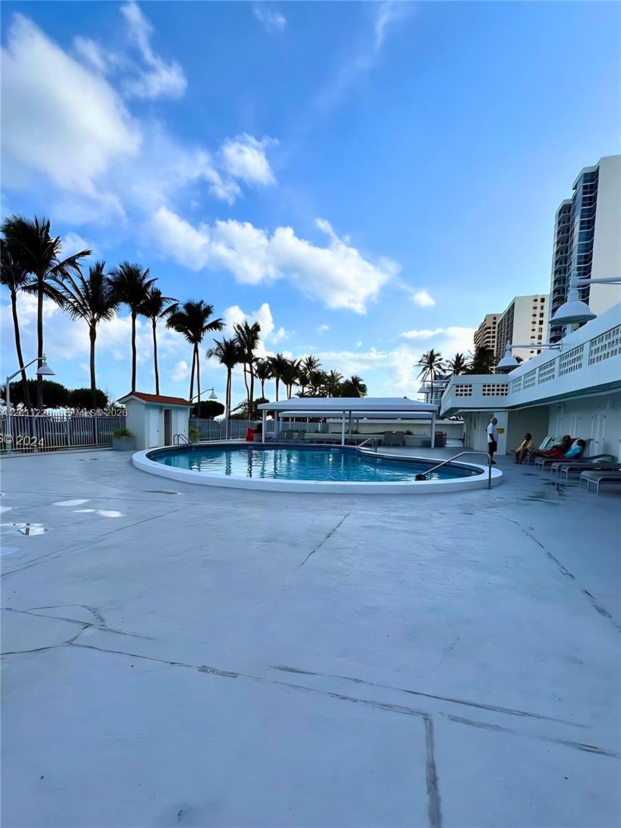 2899 Collins Ave # 905
