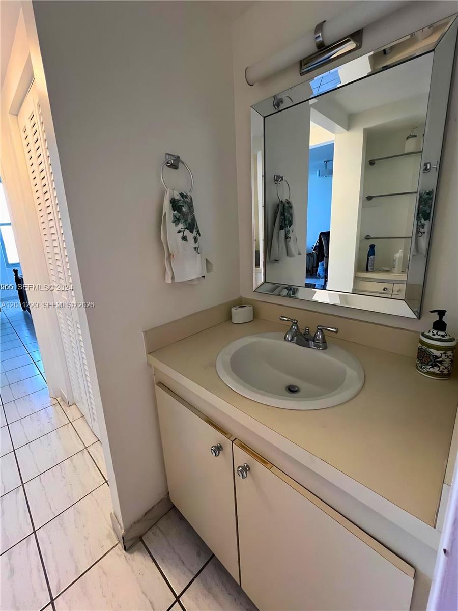 2899 Collins Ave # 905