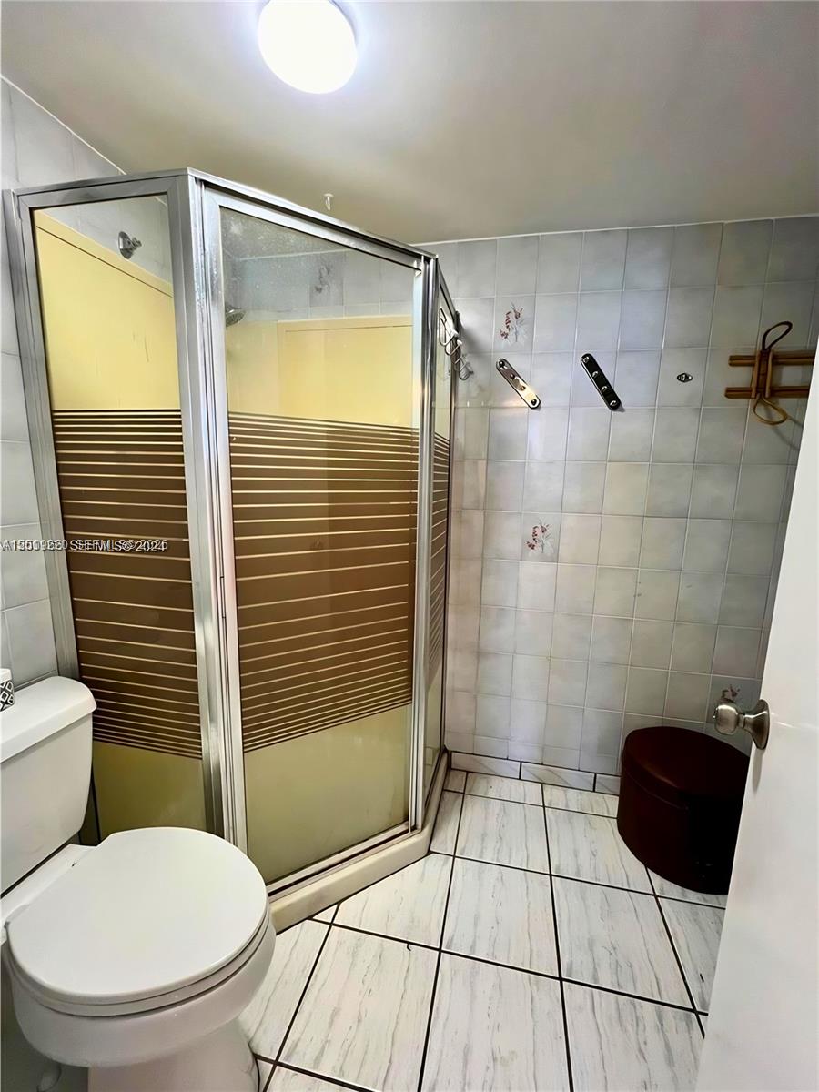 2899 Collins Ave # 905