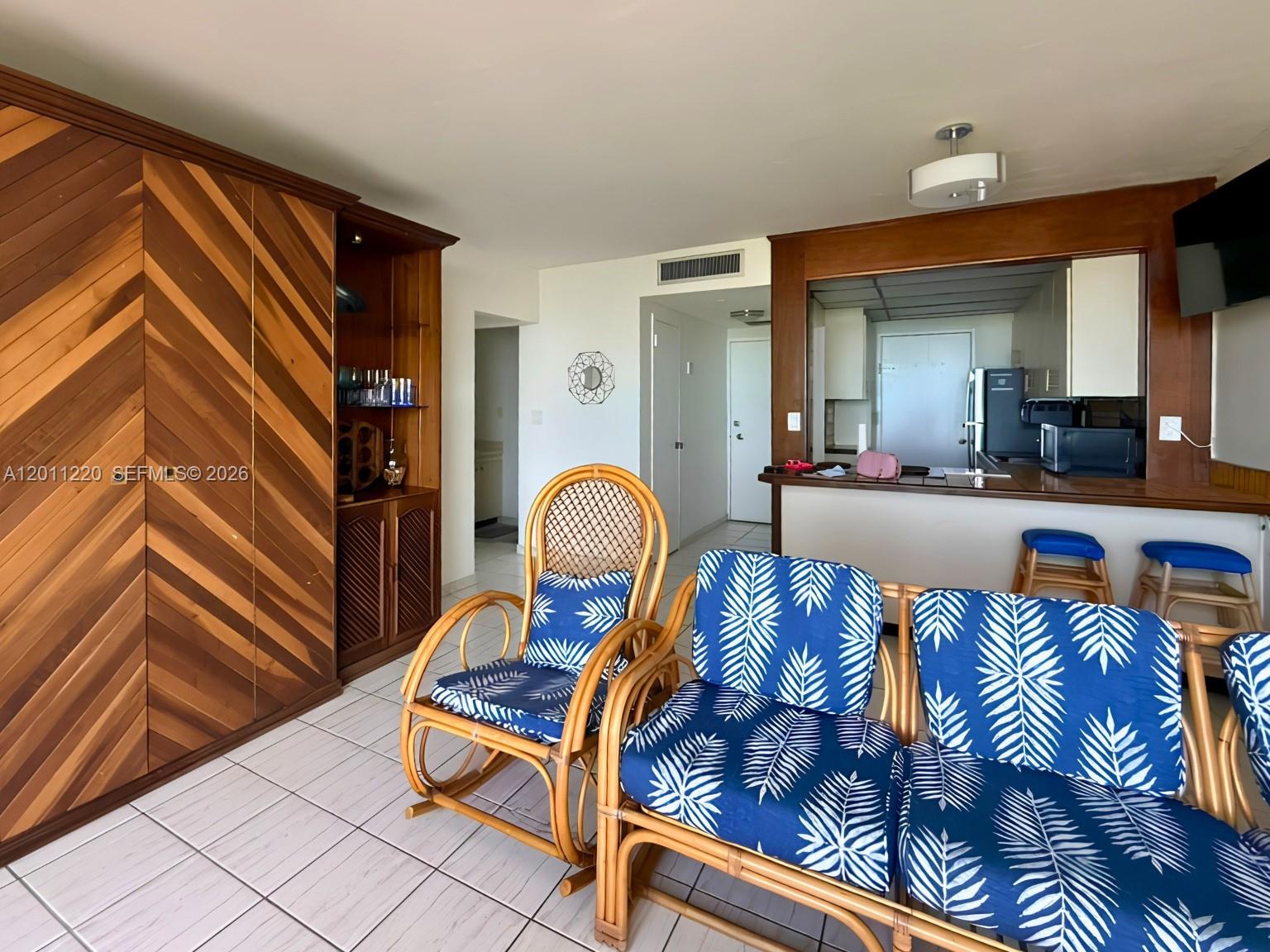 2899 Collins Ave # 905