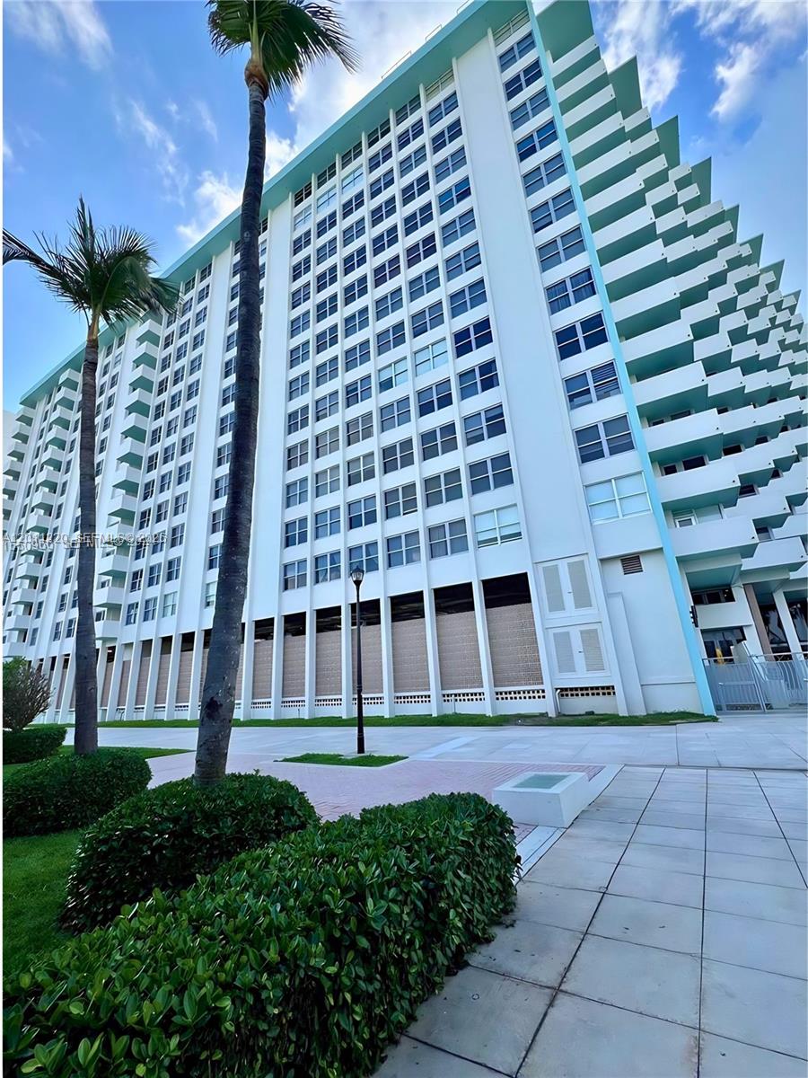 2899 Collins Ave # 905