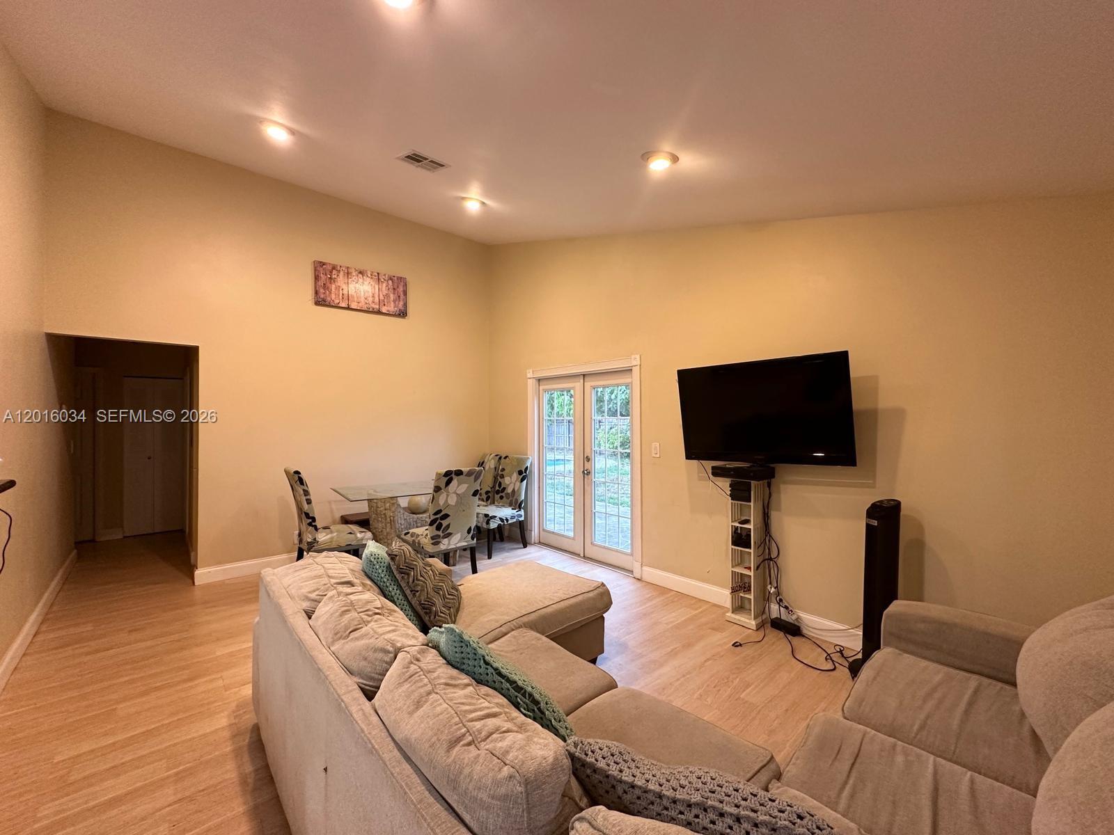 11143 E Model Cir E