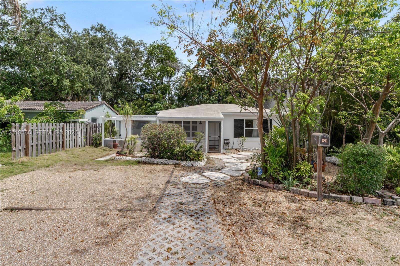 841 SW 11th Ct