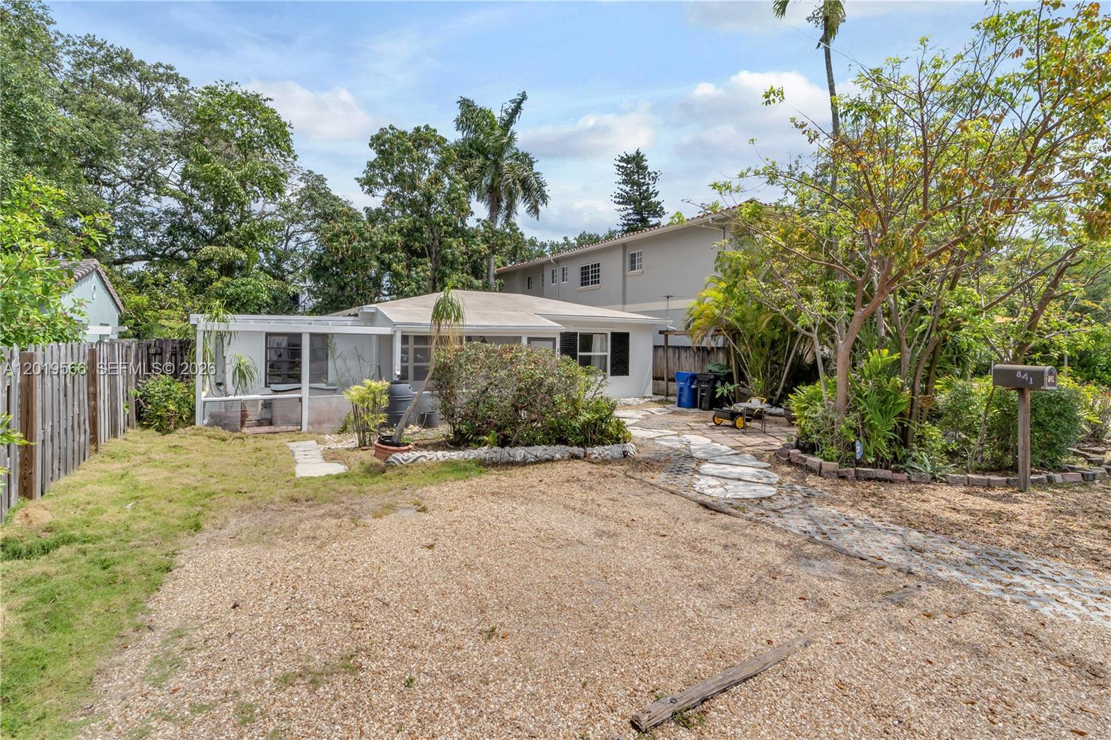 841 SW 11th Ct