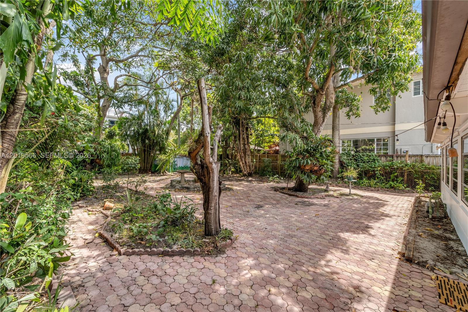 841 SW 11th Ct