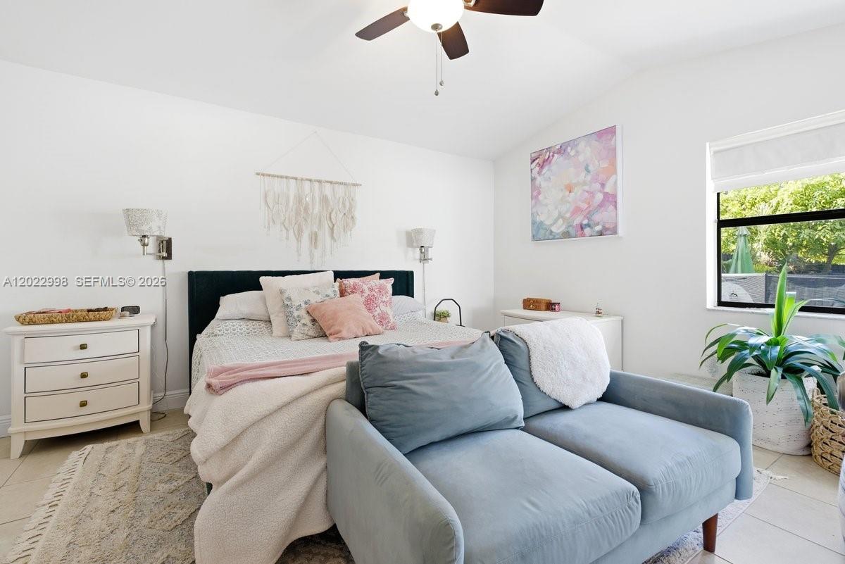 575 Lakeside Cir