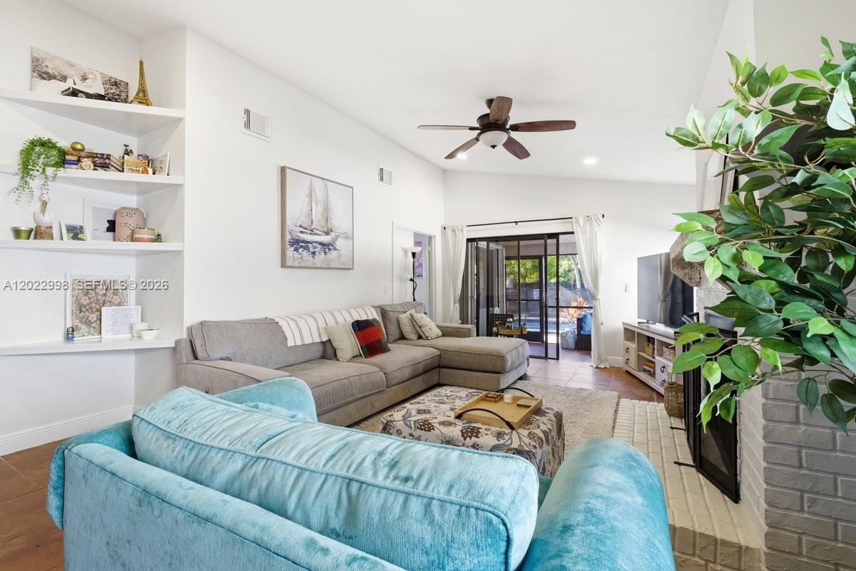 575 Lakeside Cir