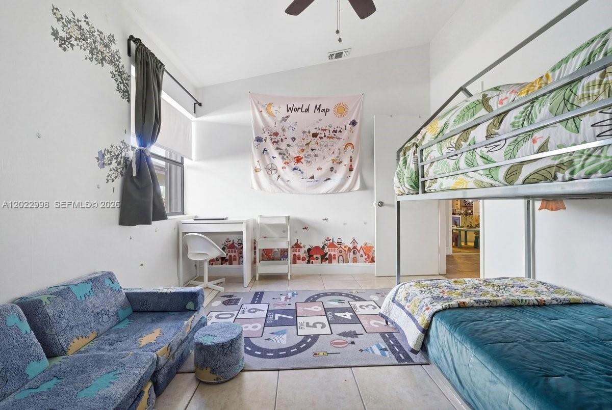 575 Lakeside Cir
