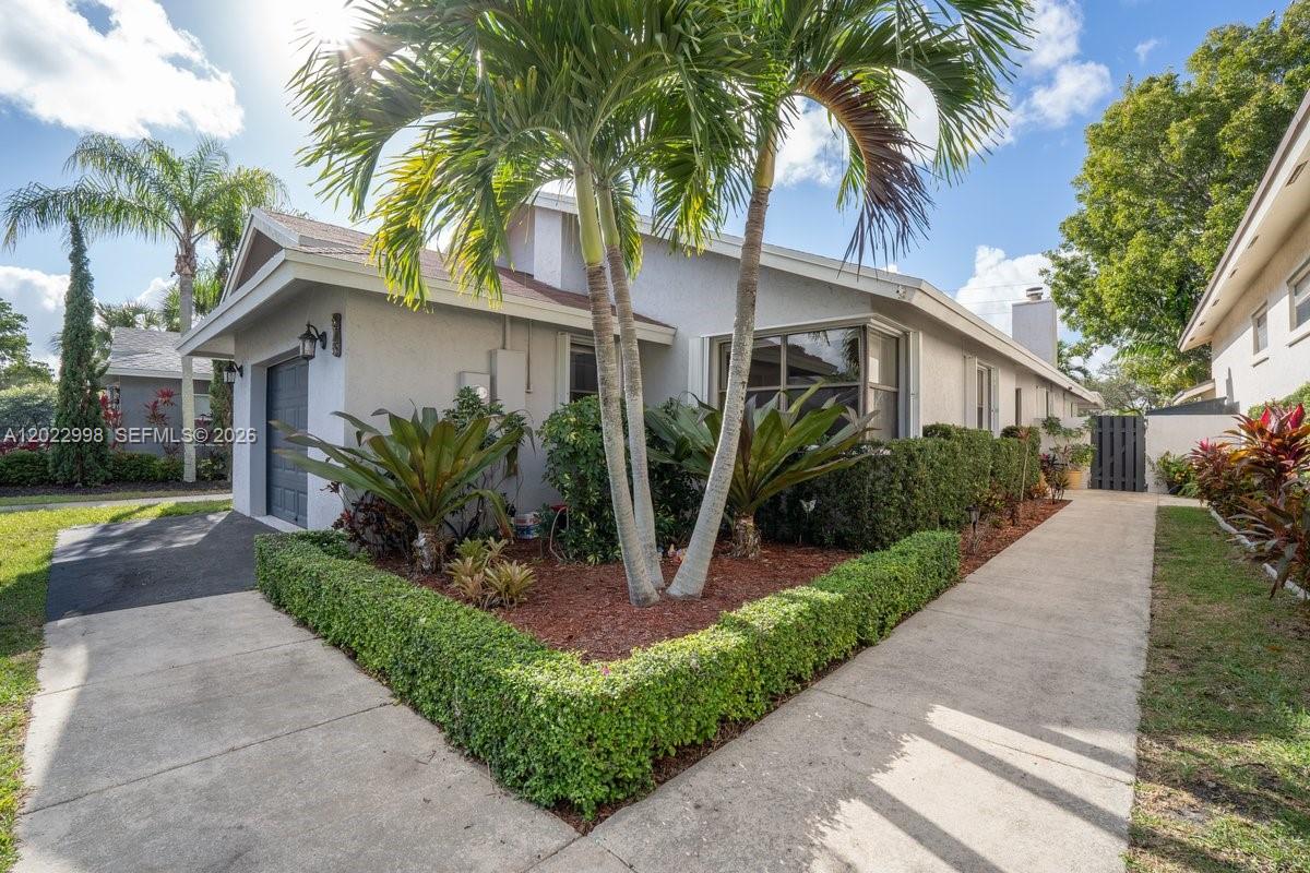 575 Lakeside Cir