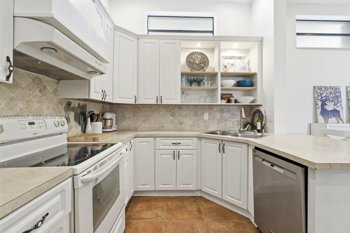 575 Lakeside Cir