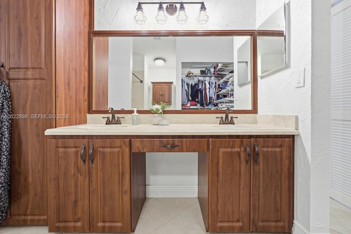 575 Lakeside Cir