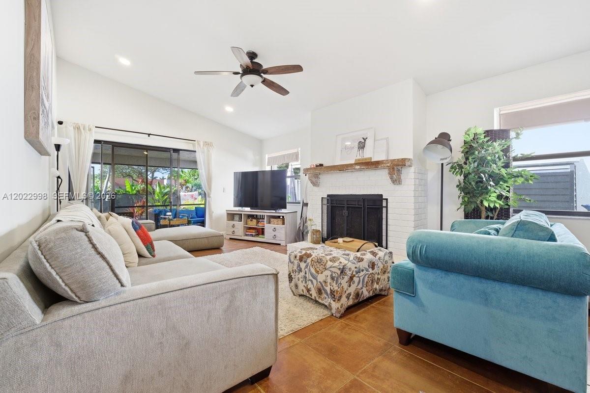 575 Lakeside Cir
