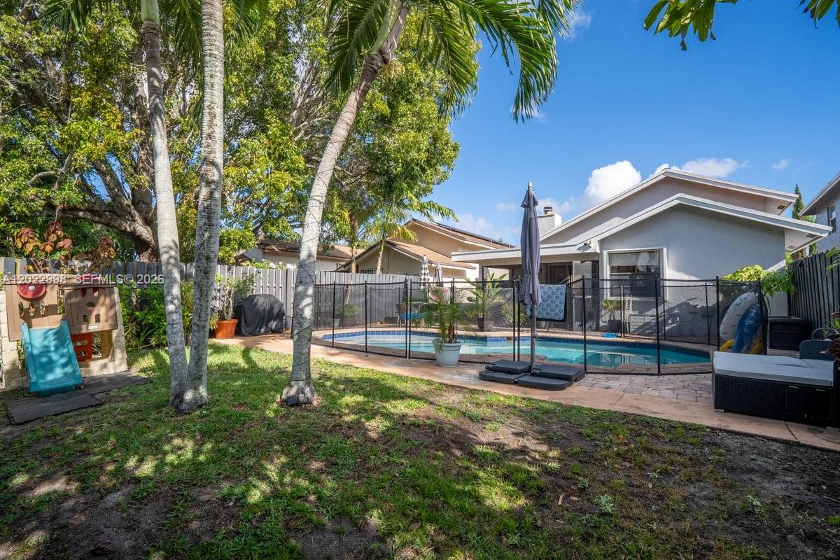575 Lakeside Cir