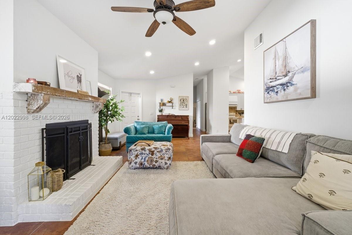 575 Lakeside Cir