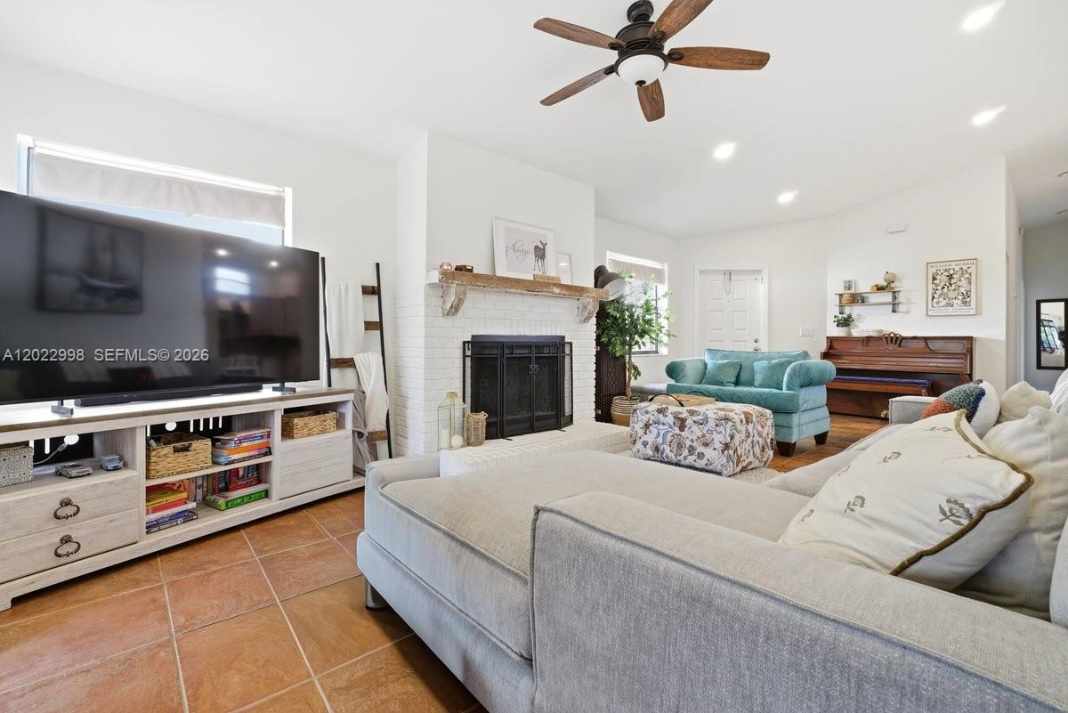 575 Lakeside Cir