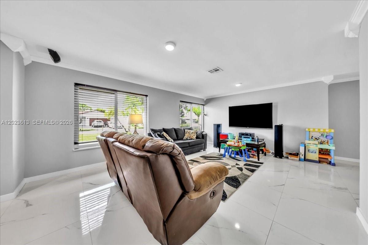 5260 SW 10th Ct