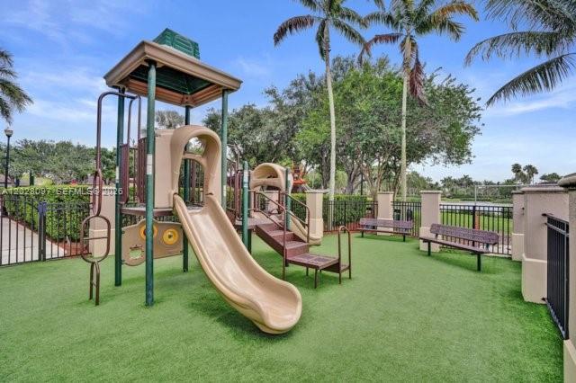 975 NE 34th Ave # 103