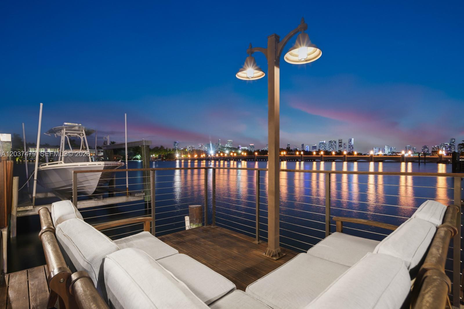 176 S Hibiscus Drive