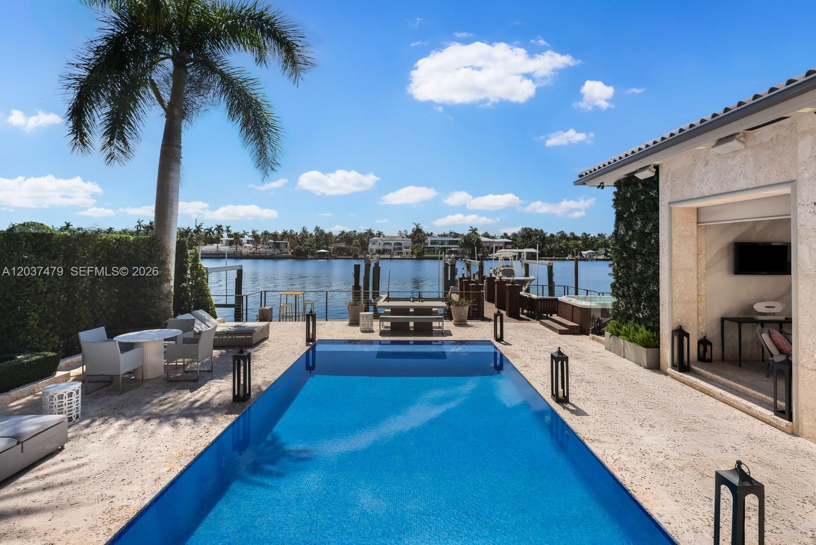 176 S Hibiscus Drive