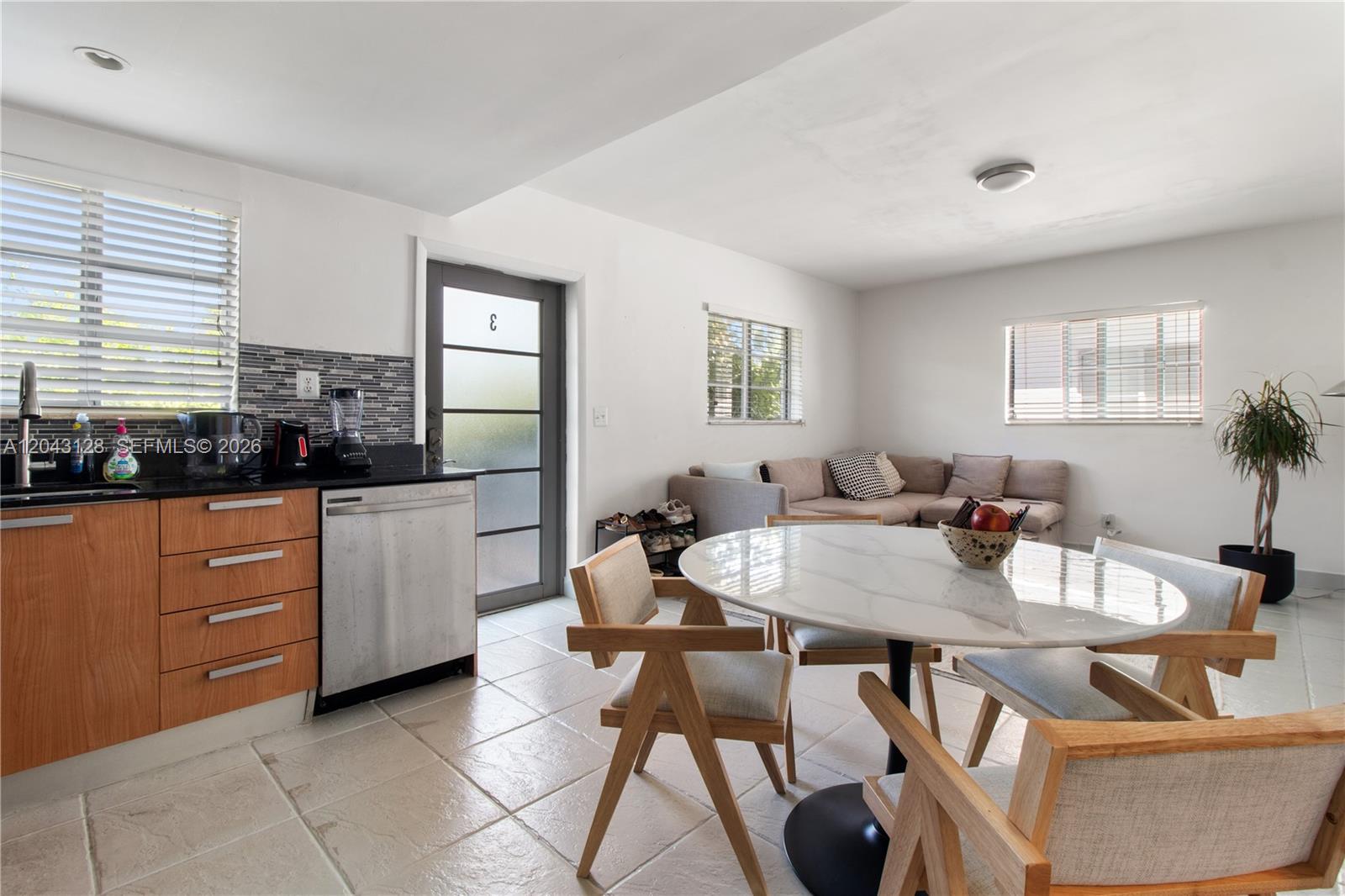 1050 7th St # 3 Unit: 1050-3